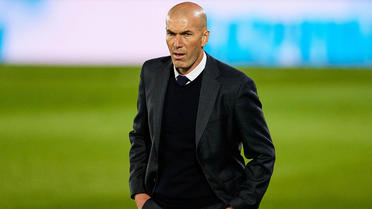 Les dirigeants parisiens souhaiteraient voir Zinedine Zidane sur le banc du PSG avant le 8e de finale aller de la Ligue des champions contre le Real Madrid.