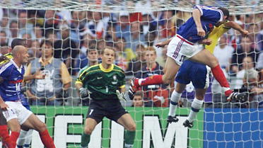 Zinedine Zidane offre à la France son premier titre mondial.