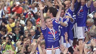 Les Bleus acclamés au Stade de France, à Saint-Denis, après leur victoire du 12 juillet 1998.