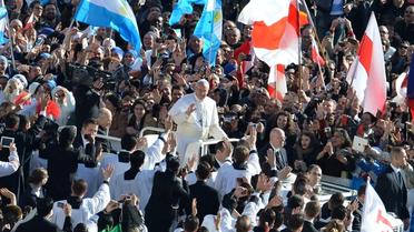 Le pape François arrive place Saint-Pierre en papamobile.