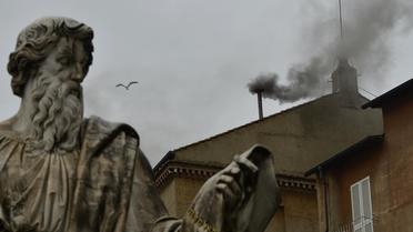 Une fumée noire s'est échappée de la Chapelle Sixtine mercredi en fin de matinée