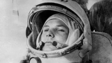 Youri Gagarine sur le point d'embarquer à bord du Vostok pour son vol spatial, en 1961.