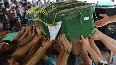 Une foule porte le cercueil d'une des victimes de l'attentat qui a fait 51 morts à Gaziantep.