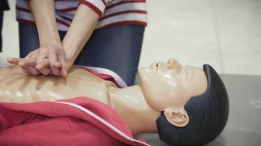 Le massage cardiaque fait partie des gestes qui sauvent des vies 