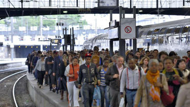 Des voyageurs à la Gare de Saint Lazare le 13 juin 2013 lors d'une grève nationale de la SNCF