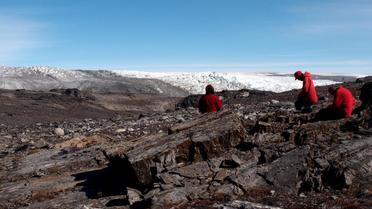 Les fossiles ont été révélés par la fonte des glaces dans le massif d'Isua, au sud-ouest du Groenland. 