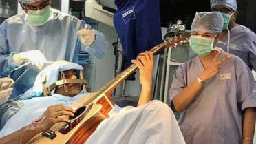 Abhishek Prasad a joué quelques notes guitare pour aider les chirurgiens à traiter sa maladie. 
