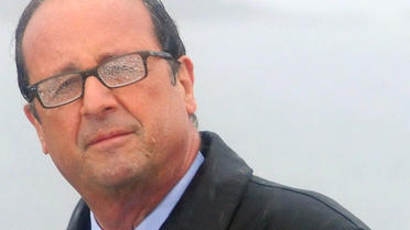 François Hollande pendant son discours sous une pluie battante sur l'île de Sein, lundi 25 août. 