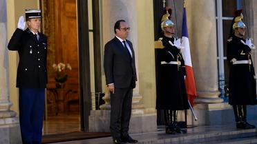 Le président François Hollande sur le perron de l'Élysée, vendredi 20 novembre 2015