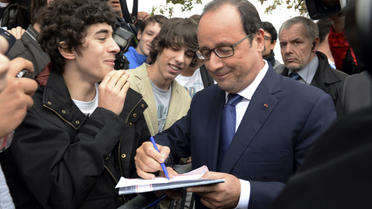 François Hollande signe un mot d'excuse à des lycéens. 