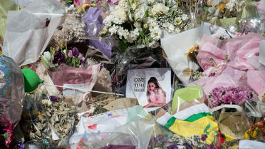 Messages de soutien et fleurs disposés sur la place St Ann à Manchester, en hommage aux victimes de l'attaque terroriste survenue le 22 mai au Manchester Arena