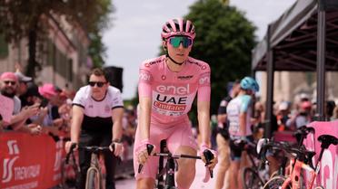 Tadej Pogacar porte toujours le maillot rose de leader du Tour d'Italie.