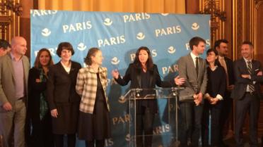 Entourée de ses adjoints, la maire de Paris a rappelé les grandes lignes de sa politique pour 2017.