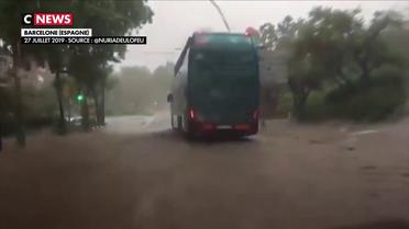 Espagne : les rues de Barcelone inondées par des pluies torrentielles