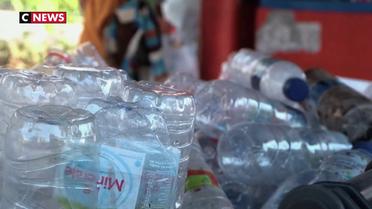 Indonésie : un ticket contre des plastiques pour monter à bord des bus de Surabaya