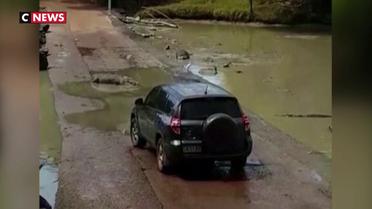 Australie : Une voiture bloquée par des crocodiles au milieu de la route