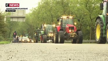 Les agriculteurs en colère bloquent les routes partout en France ce mardi