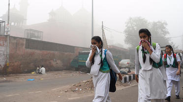 Les autorités locales ont acté ce mercredi la fermeture des établissements scolaires à New Delhi : cinq millions d écoliers resteront donc chez eux jusqu à dimanche, au moins. 