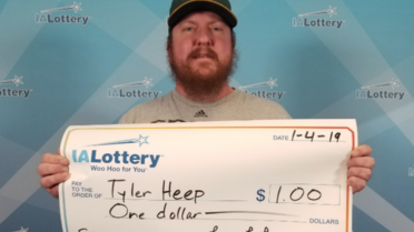 Tyler Heel a reçu un vrai chèque de cérémonie après avoir gagné seulement un dollar au loto.