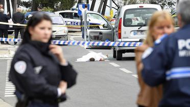 Des policiers sur les lieux d'une fusillade qui a fait trois morts sur la voie publique à Istres le 25 avril 2013.
