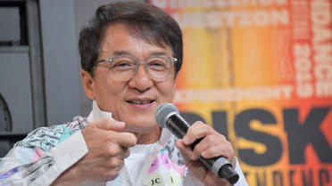 Mis sous pression par les réseaux sociaux, Jackie Chan est passé à l'action contre le virus Covid-19.