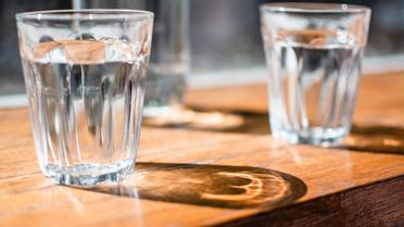 Peut-on exiger un verre d'eau gratuit dans un bar ou dans un restaurant ? 