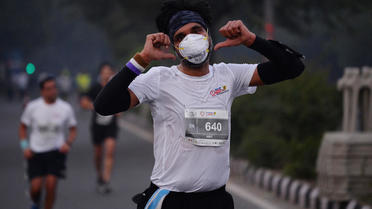 Pour prouver que l'on peut porter un masque sans risquer de manquer d'oxygène, un médecin a parcouru 35km en courant avec son masque sur le visage. 
