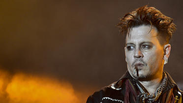Pendant de ce temps Johnny Depp poursuit sa tournée avec les Hollywood Vampires