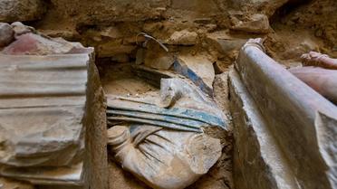 Plusieurs centaines de fragments peints et sculptés datés du XIIIe siècle ont également été découverts sur le chantier.