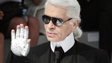 Cheveux poudrés en catogan, ba­gues massives en argent, mitaines et lunettes noires vissées sur le nez… Karl Lagerfeld se démarquait par son génie, mais également par son look de marquis extravagant