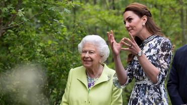 Kate Middleton et la reine Elizabeth II lors d'une visite au RHS Chelsea Flower Show 2019 à Londres, le 20 mai 2019.