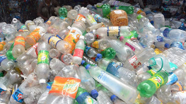 Des habitants de l'archipel récupèrent quotidiennement des dizaines de bouteilles en plastique pour les recycler (photo d'illustration). 