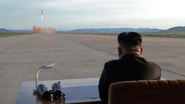 Le leader nord-coréen Kim Jong-un assiste à un tir de missile, le 16 septembre 2017 (illustration). 