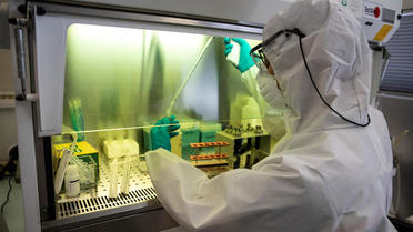 Des échantillons sont analysés dans le laboratoire d'Eau de Paris, situé à Ivry-sur-Seine.