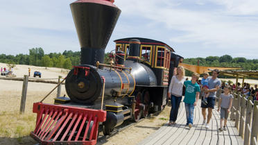 Le train des sables permet de traverser une partie du parc de loisirs.