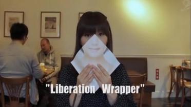 le liberation wrapper, l'emballage qui libère les Japonaises du "ochobo" ("les petites bouches", critère de beauté particulièrement prisé au Japon [capture d'écran YouTube)