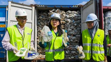 La ministre de l'Énergie, des Sciences, de la Technologie, de l'Environnement et du Changement climatique (MESTECC), Yeo Bee Yin, montre des déchets plastiques en provenance d'Australie avant leur renvoi dans le pays d'origine à Port Klang, à l'ouest de Kuala Lumpur, le 28 mai 2019.