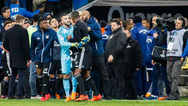 Le match entre Marseille et Lyon s'est terminé dans la confusion avec des échauffourées offrant un regrettable spectacle.
