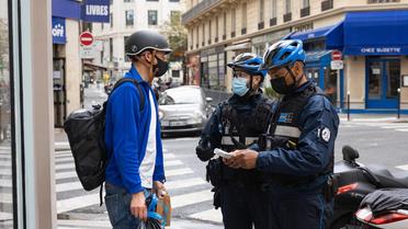En attendant d'être assermentés, les policiers municipaux parisiens font de la prévention.