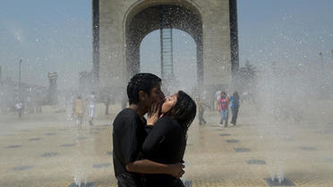 Un couple s'embrasse au milieu d'une fontaine à Mexico, le 8 mars 2012 (photo d'illustration). 