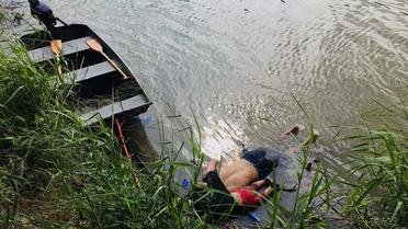Les corps du Salvadorien Oscar Martinez et de sa fille, noyés en tentant de traverser le Rio Bravo, au Mexique, le 24 juin 2019. 