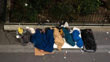 Plusieurs centaines de migrants dorment chaque soir sous le métro aérien, boulevard de la Chapelle (18e).