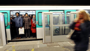Des usagers dans le métro parisien.