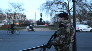 Un militaire en patrouille sur la place de la Nation, à Paris, le 14 janvier.