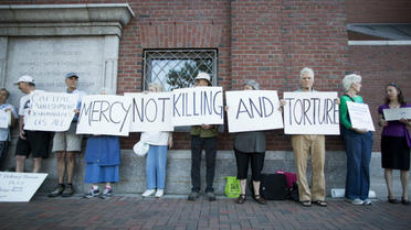 Des militants protestent contre la peine de mort, devant la cour fédérale John Joseph Moakley, le 24 juin 2015 à Boston, Massachusetts. 