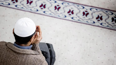 Un musulman priant dans une mosquée à Berlin. 