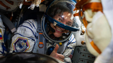 L'astronaute de la NASA Jessica Meir à l'intérieur de la capsule Soyouz MS-15, peu de temps après son atterrissage dans une région éloignée en dehors de la ville de Dzhezkazgan, au Kazakhstan, le 17 avril 2020.