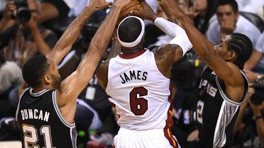 Les Spurs de Leonard (à droite) ont pulvérisé le Heat en première mi-temps.