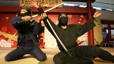 Deux ninjas font une démonstration de leur art de combat, lors du festival annuel des ninjas à Iga, en 2007. 
