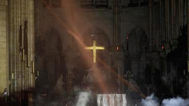 La croix à l'intérieur de la cathédrale est restée intacte malgré l'incendie.